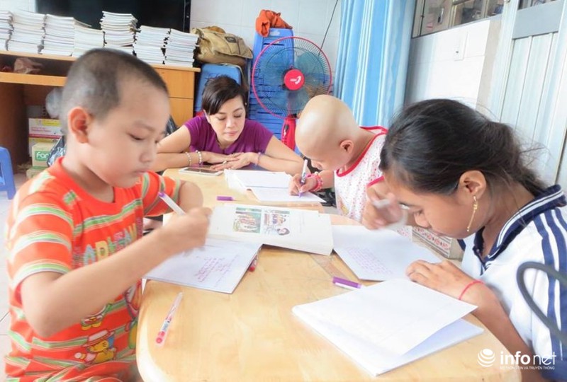 Lớp học đặc biệt của những bệnh nhi ung thư tại bệnh viện Ung Bướu TP.HCM - ảnh 1
