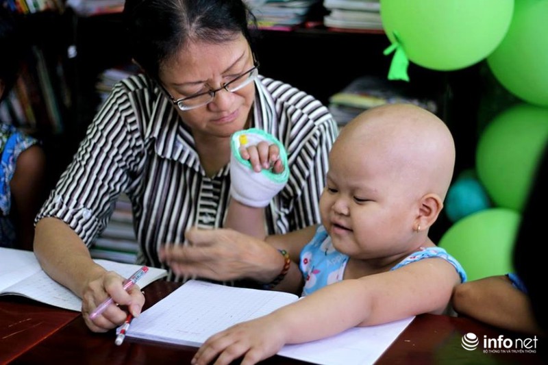 Lớp học đặc biệt của những bệnh nhi ung thư tại bệnh viện Ung Bướu TP.HCM - ảnh 2