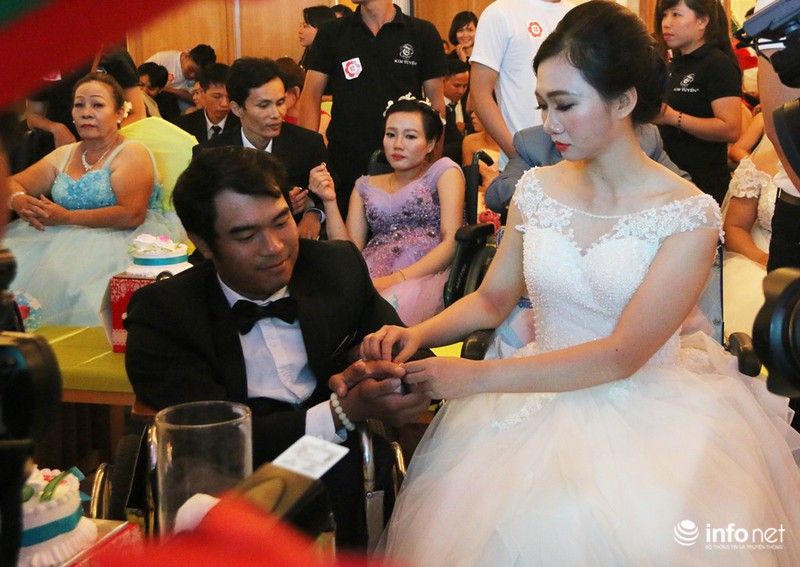 Xúc động nghẹn ngào lễ cưới tập thể của 60 cặp đôi khuyết tật - ảnh 1