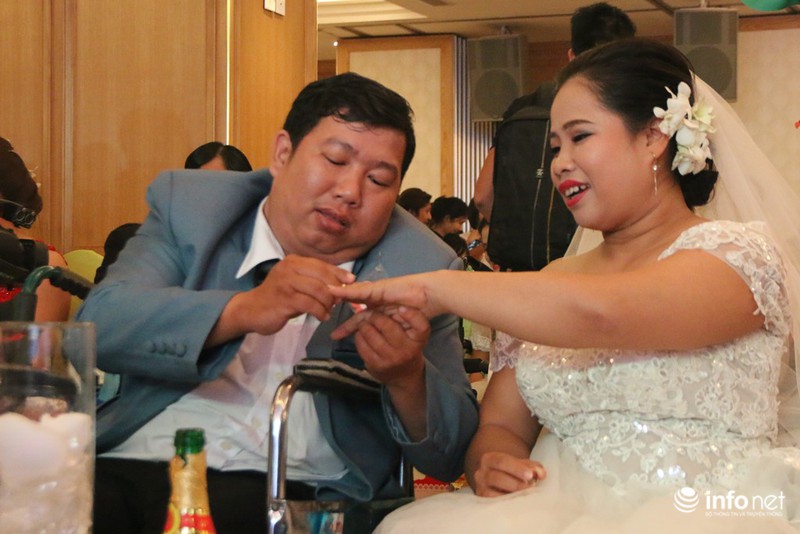 Xúc động nghẹn ngào lễ cưới tập thể của 60 cặp đôi khuyết tật - ảnh 10