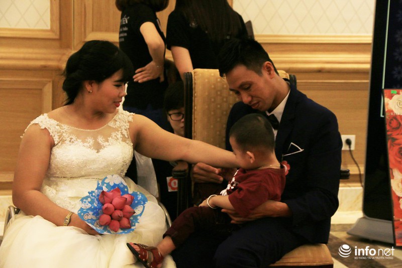 Xúc động nghẹn ngào lễ cưới tập thể của 60 cặp đôi khuyết tật - ảnh 12