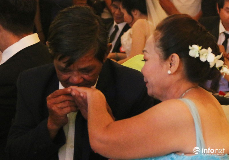 Xúc động nghẹn ngào lễ cưới tập thể của 60 cặp đôi khuyết tật - ảnh 2