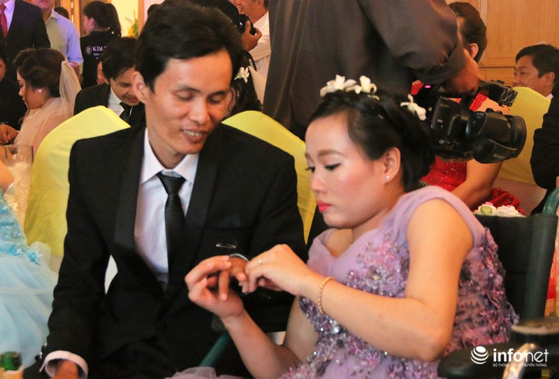 Xúc động nghẹn ngào lễ cưới tập thể của 60 cặp đôi khuyết tật - ảnh 14