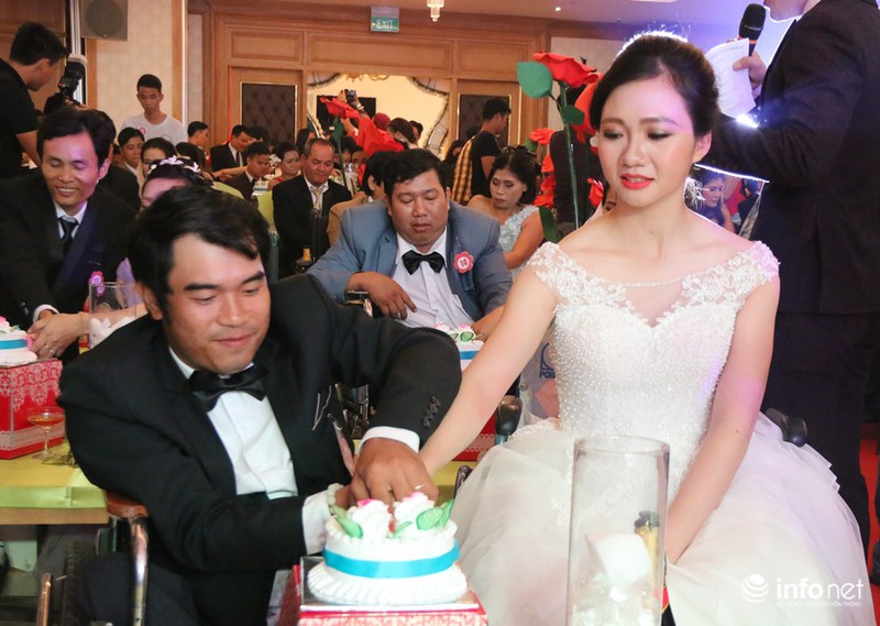 Xúc động nghẹn ngào lễ cưới tập thể của 60 cặp đôi khuyết tật - ảnh 15