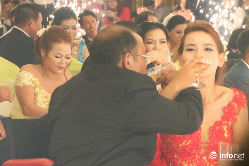 Xúc động nghẹn ngào lễ cưới tập thể của 60 cặp đôi khuyết tật - ảnh 18