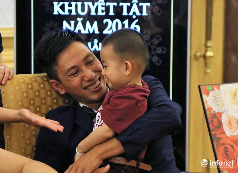 Xúc động nghẹn ngào lễ cưới tập thể của 60 cặp đôi khuyết tật - ảnh 6