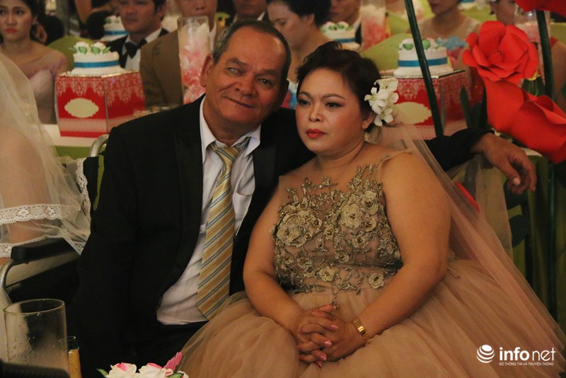 Xúc động nghẹn ngào lễ cưới tập thể của 60 cặp đôi khuyết tật - ảnh 9