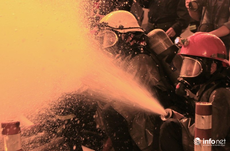 Nghẹt thở hình ảnh diễn tập cháy dữ dội trong hầm sông Sài Gòn - ảnh 7