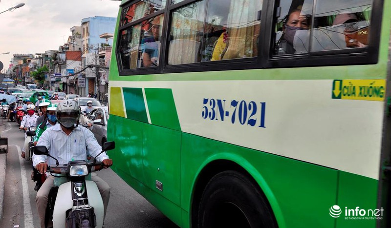 TP.HCM: Kẹt cứng trên đường về Tết, người dân chạy bộ hàng km vào bến xe - ảnh 2