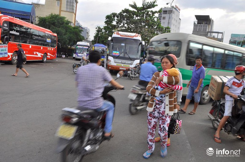 TP.HCM: Kẹt cứng trên đường về Tết, người dân chạy bộ hàng km vào bến xe - ảnh 10