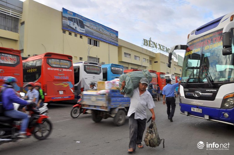 TP.HCM: Kẹt cứng trên đường về Tết, người dân chạy bộ hàng km vào bến xe - ảnh 5