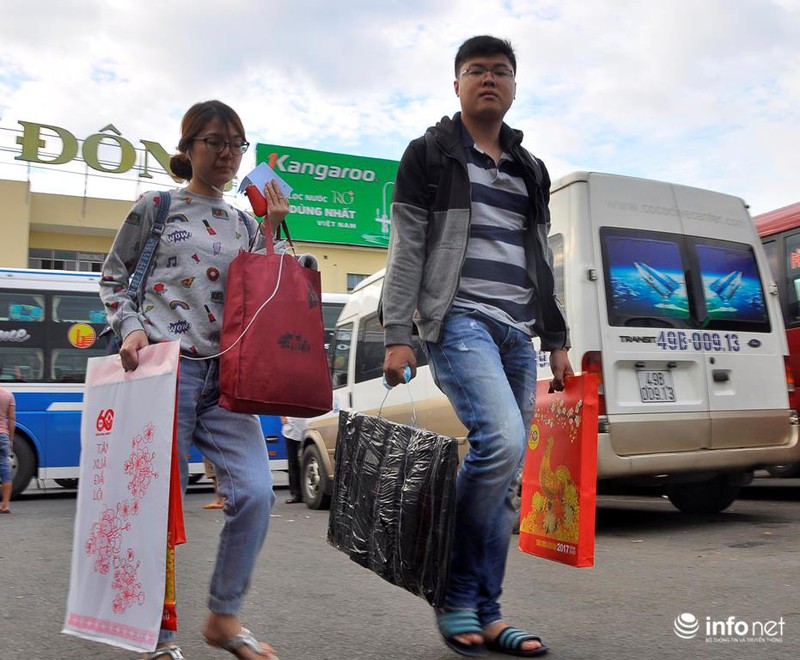 TP.HCM: Kẹt cứng trên đường về Tết, người dân chạy bộ hàng km vào bến xe - ảnh 8