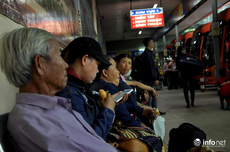 TP.HCM: Kẹt cứng trên đường về Tết, người dân chạy bộ hàng km vào bến xe - ảnh 13