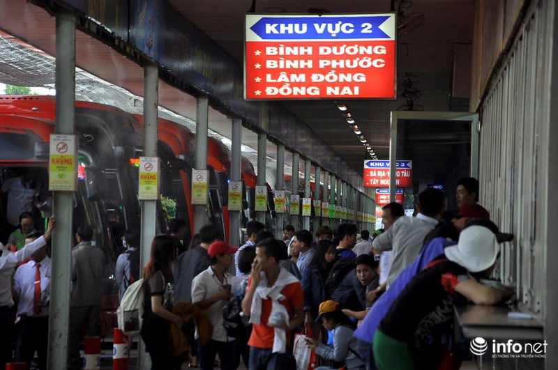 TP.HCM: Kẹt cứng trên đường về Tết, người dân chạy bộ hàng km vào bến xe - ảnh 16