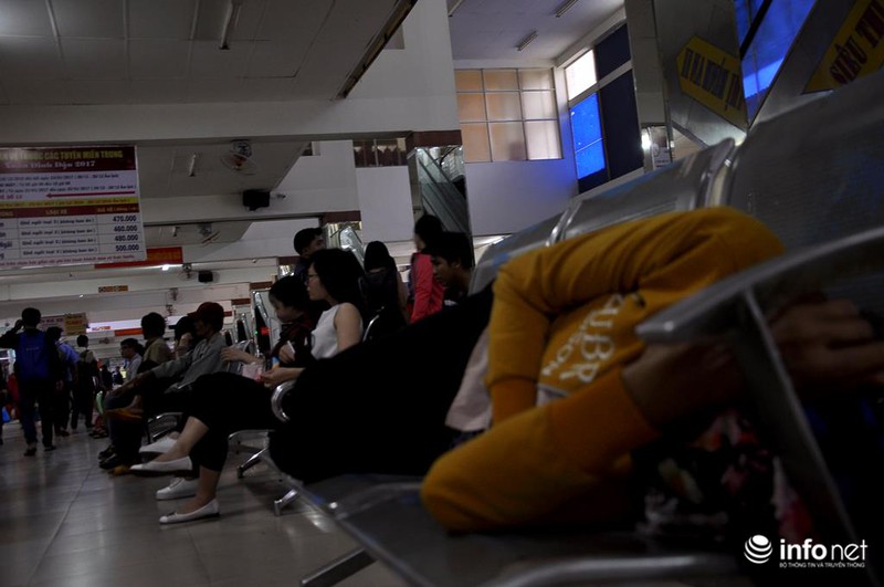 TP.HCM: Kẹt cứng trên đường về Tết, người dân chạy bộ hàng km vào bến xe - ảnh 11