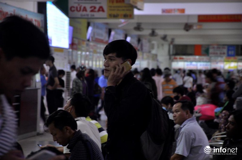TP.HCM: Kẹt cứng trên đường về Tết, người dân chạy bộ hàng km vào bến xe - ảnh 15