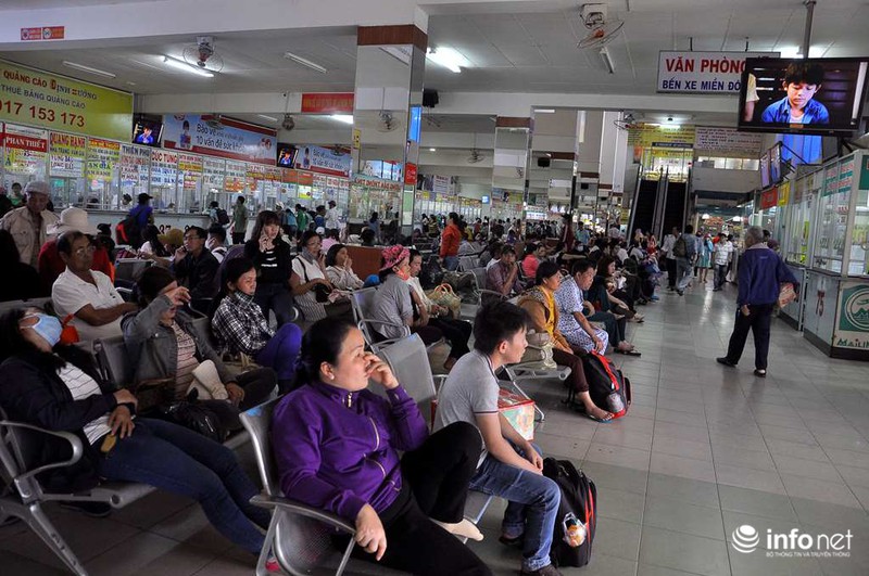 TP.HCM: Kẹt cứng trên đường về Tết, người dân chạy bộ hàng km vào bến xe - ảnh 12