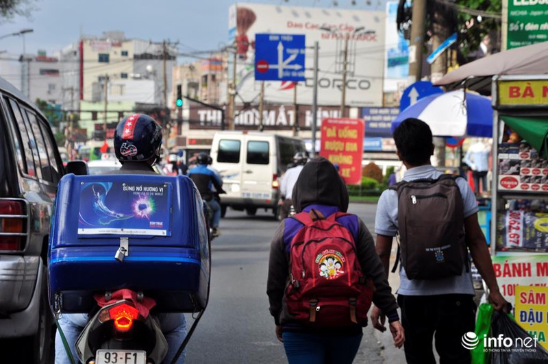 TP.HCM: Kẹt cứng trên đường về Tết, người dân chạy bộ hàng km vào bến xe - ảnh 3