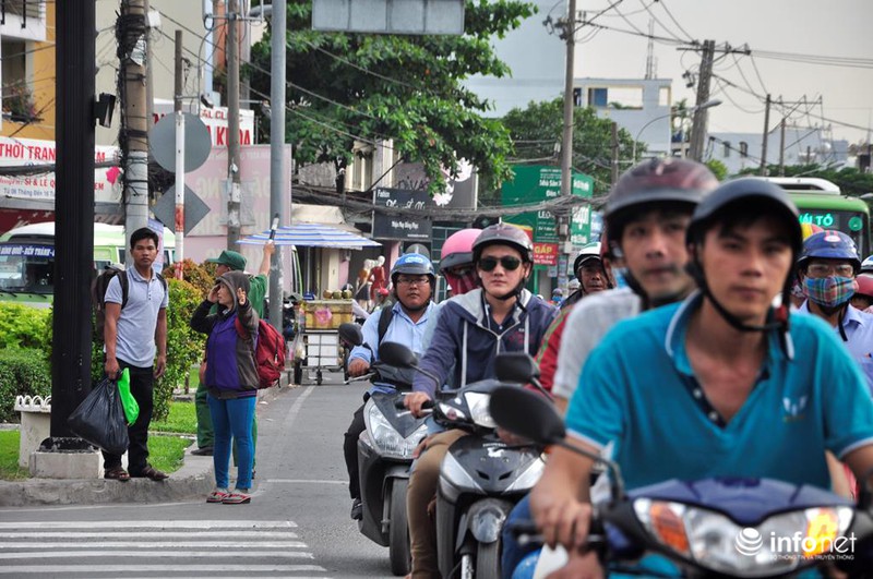 TP.HCM: Kẹt cứng trên đường về Tết, người dân chạy bộ hàng km vào bến xe - ảnh 4
