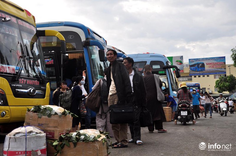 TP.HCM: Kẹt cứng trên đường về Tết, người dân chạy bộ hàng km vào bến xe - ảnh 6