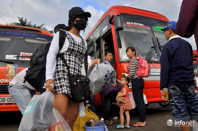 TP.HCM: Kẹt cứng trên đường về Tết, người dân chạy bộ hàng km vào bến xe - ảnh 7