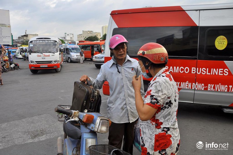 TP.HCM: Kẹt cứng trên đường về Tết, người dân chạy bộ hàng km vào bến xe - ảnh 9
