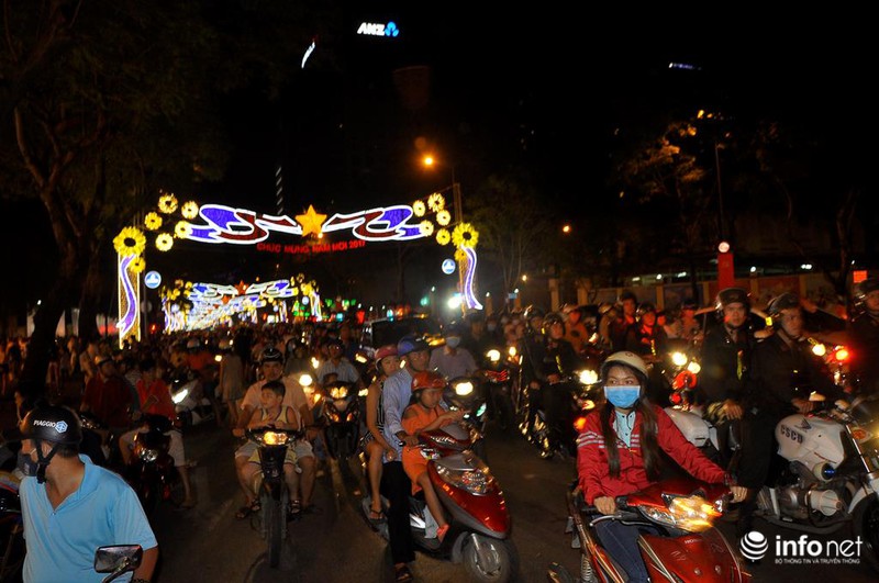 TP.HCM: Người dân nườm nượp đổ ra đường đón năm mới 2017 - ảnh 2