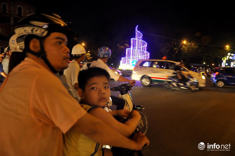 TP.HCM: Người dân nườm nượp đổ ra đường đón năm mới 2017 - ảnh 14