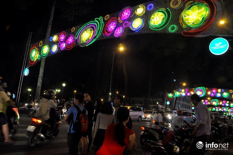 TP.HCM: Người dân nườm nượp đổ ra đường đón năm mới 2017 - ảnh 1