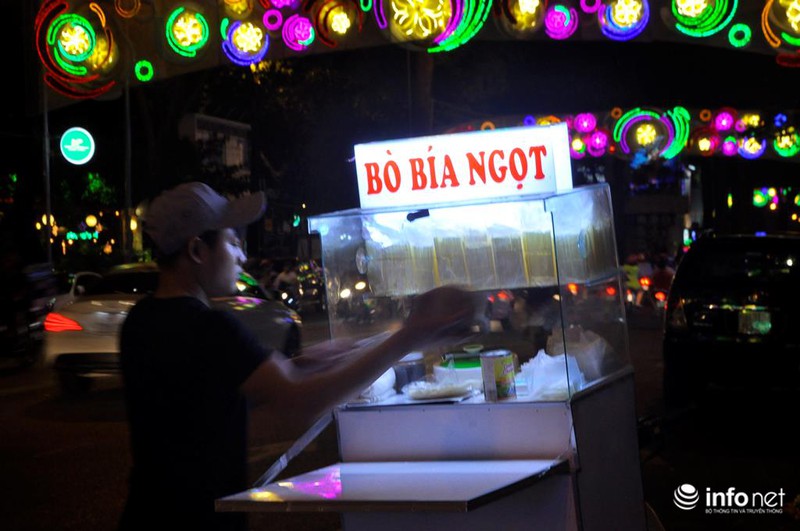 TP.HCM: Người dân nườm nượp đổ ra đường đón năm mới 2017 - ảnh 17