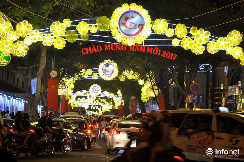 TP.HCM: Người dân nườm nượp đổ ra đường đón năm mới 2017 - ảnh 3
