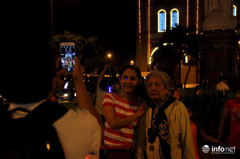 TP.HCM: Người dân nườm nượp đổ ra đường đón năm mới 2017 - ảnh 7