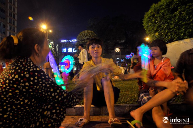 TP.HCM: Người dân nườm nượp đổ ra đường đón năm mới 2017 - ảnh 10