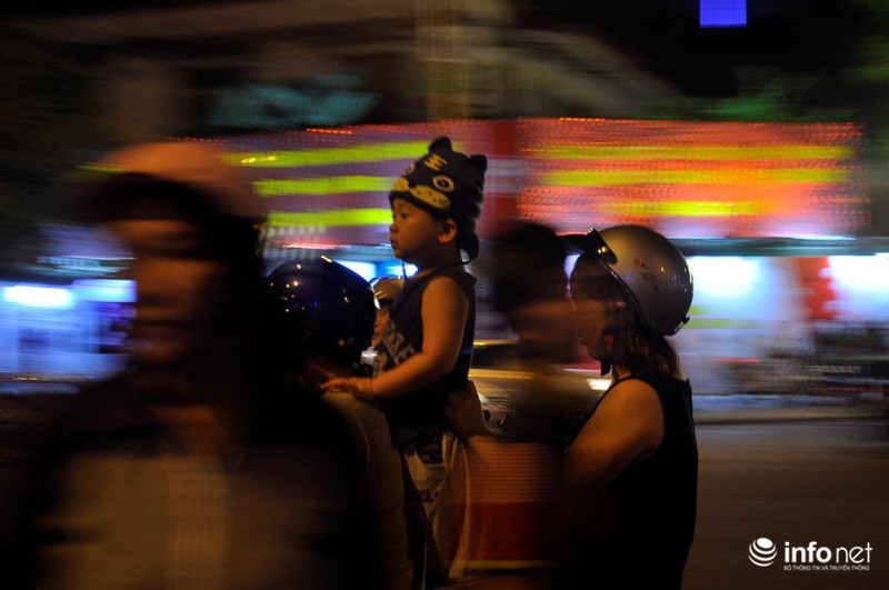 TP.HCM: Người dân nườm nượp đổ ra đường đón năm mới 2017 - ảnh 11