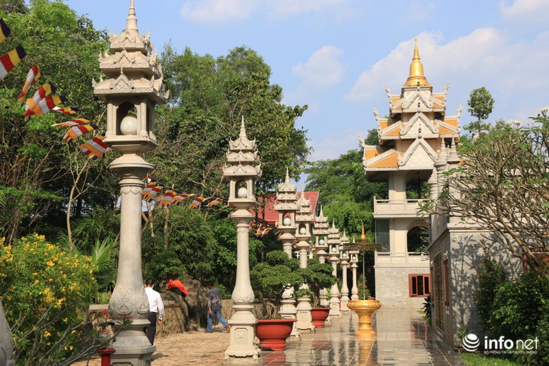 Đầu năm tham quan ngôi chùa