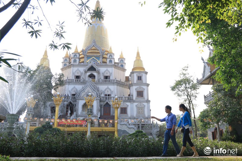 Đầu năm tham quan ngôi chùa