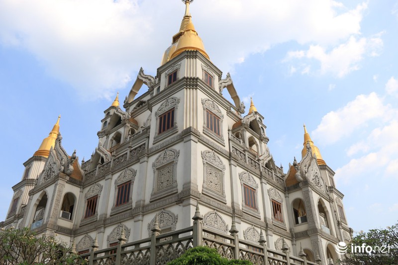 Đầu năm tham quan ngôi chùa