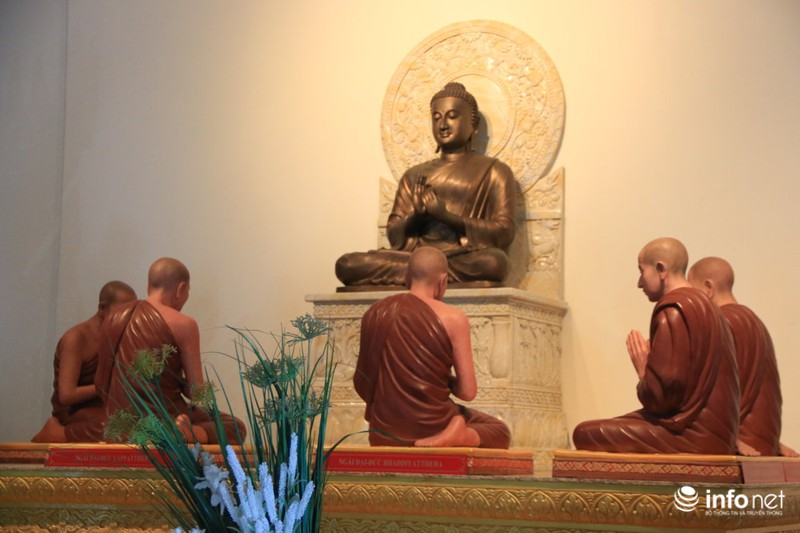 Đầu năm tham quan ngôi chùa