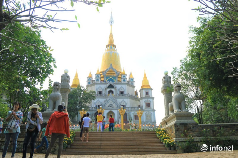 Đầu năm tham quan ngôi chùa