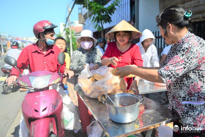 Chùa Bà Thiên Hậu: Du khách xúc động nhận nước uống, đồ ăn, giữ xe miễn phí - ảnh 1