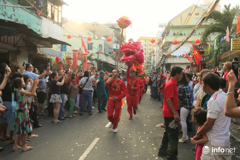 TP.HCM: Độc đáo lễ hội đường phố mừng Tết Nguyên tiêu của người Hoa - ảnh 3