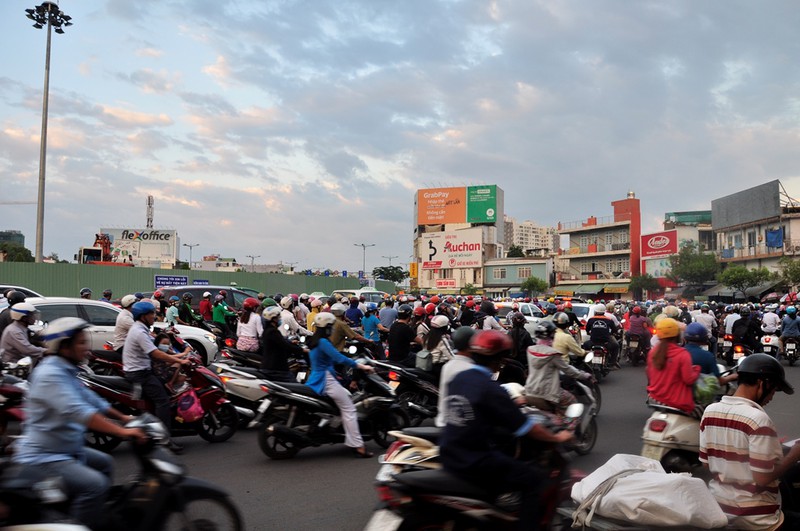 Cửa ngõ sân bay Tân Sơn Nhất kẹt cứng, dân bất chấp đi xe ngược chiều - ảnh 1