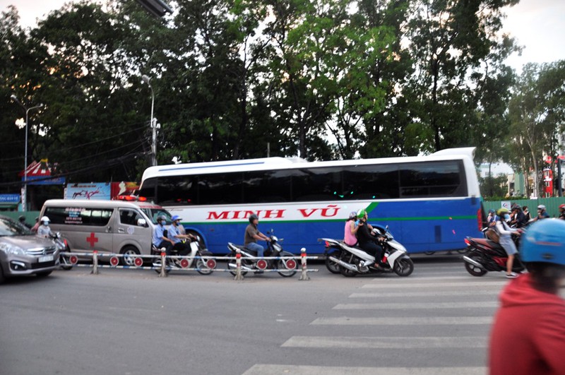 Cửa ngõ sân bay Tân Sơn Nhất kẹt cứng, dân bất chấp đi xe ngược chiều - ảnh 5