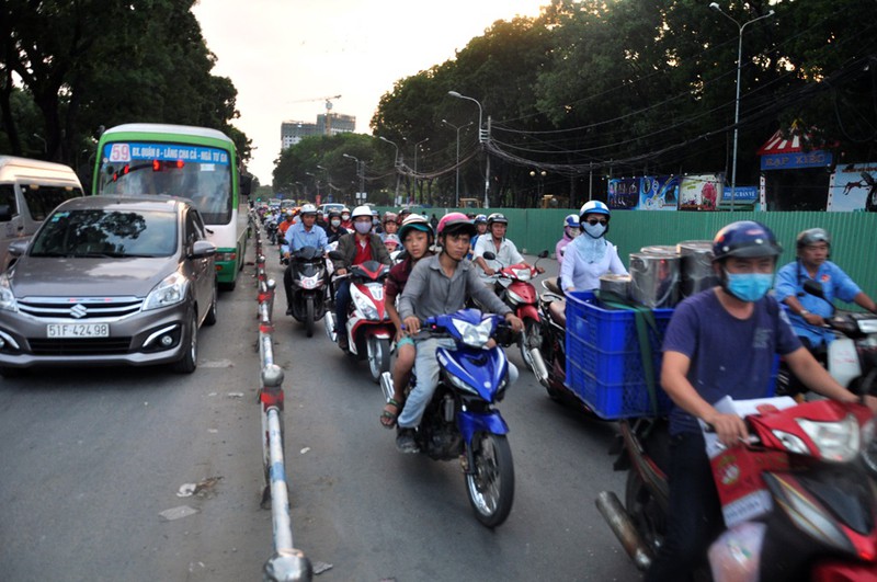 Cửa ngõ sân bay Tân Sơn Nhất kẹt cứng, dân bất chấp đi xe ngược chiều - ảnh 6