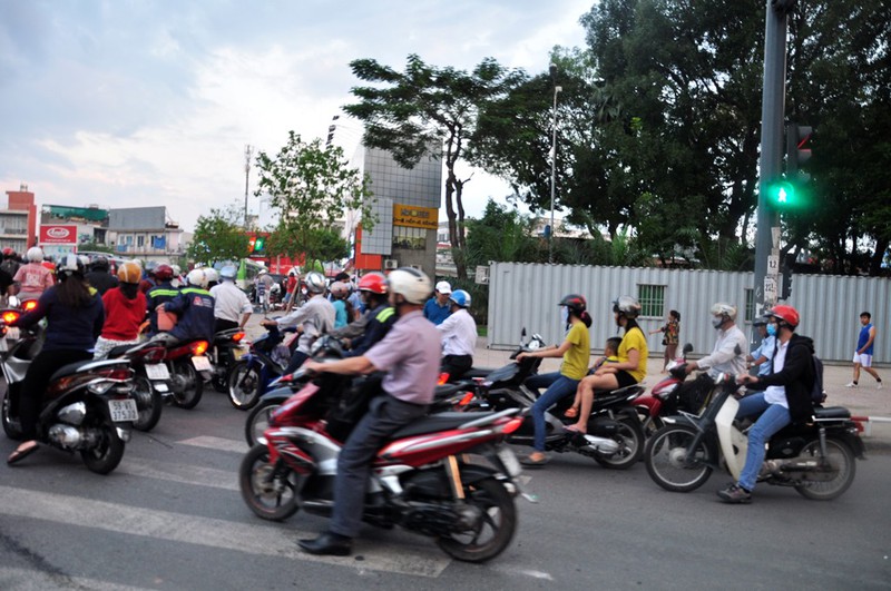 Cửa ngõ sân bay Tân Sơn Nhất kẹt cứng, dân bất chấp đi xe ngược chiều - ảnh 9