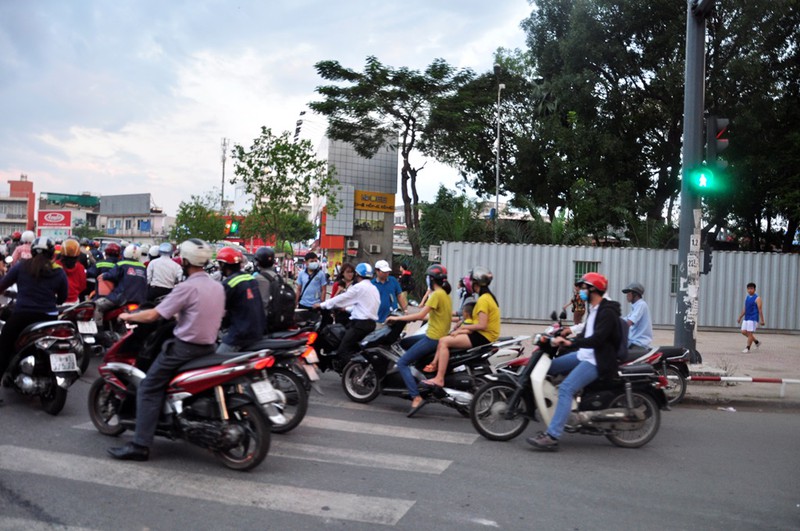Cửa ngõ sân bay Tân Sơn Nhất kẹt cứng, dân bất chấp đi xe ngược chiều - ảnh 10