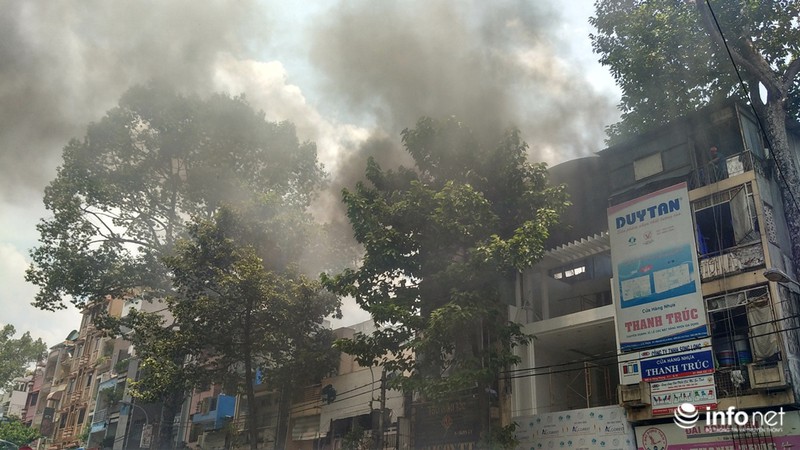 Cháy lớn Q.10, nhiều tài sản trong salon làm tóc bị thiêu rụi - ảnh 1