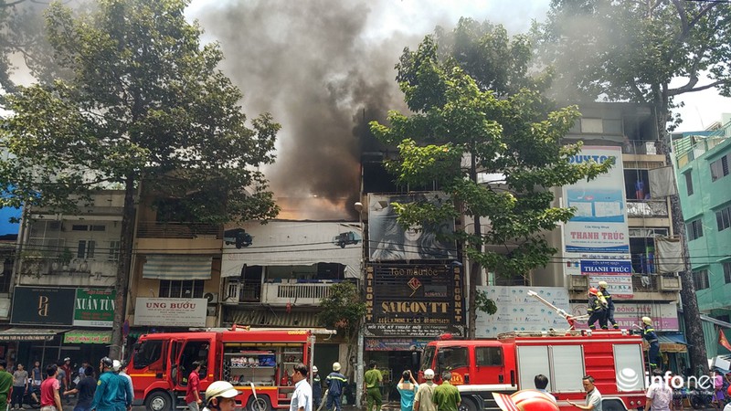 Cháy lớn Q.10, nhiều tài sản trong salon làm tóc bị thiêu rụi - ảnh 2