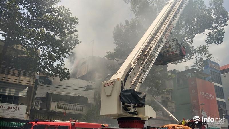 Cháy lớn Q.10, nhiều tài sản trong salon làm tóc bị thiêu rụi - ảnh 3