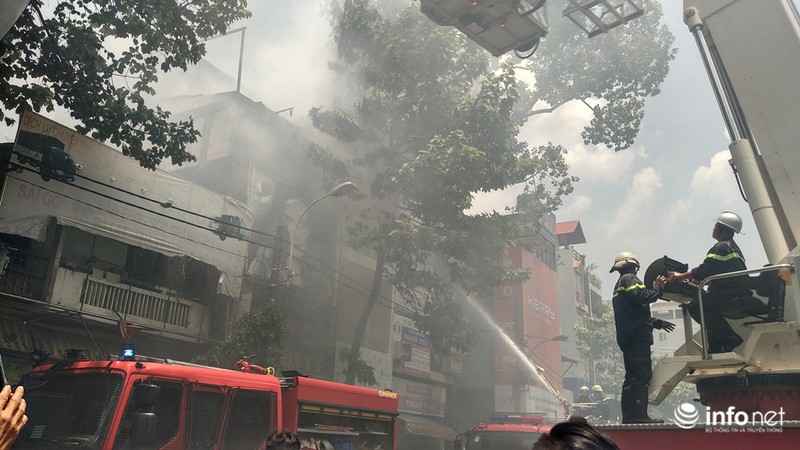 Cháy lớn Q.10, nhiều tài sản trong salon làm tóc bị thiêu rụi - ảnh 5